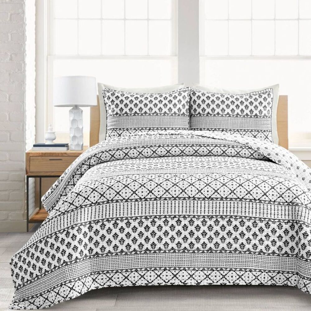 Target black and white lightweight quilt set Queen